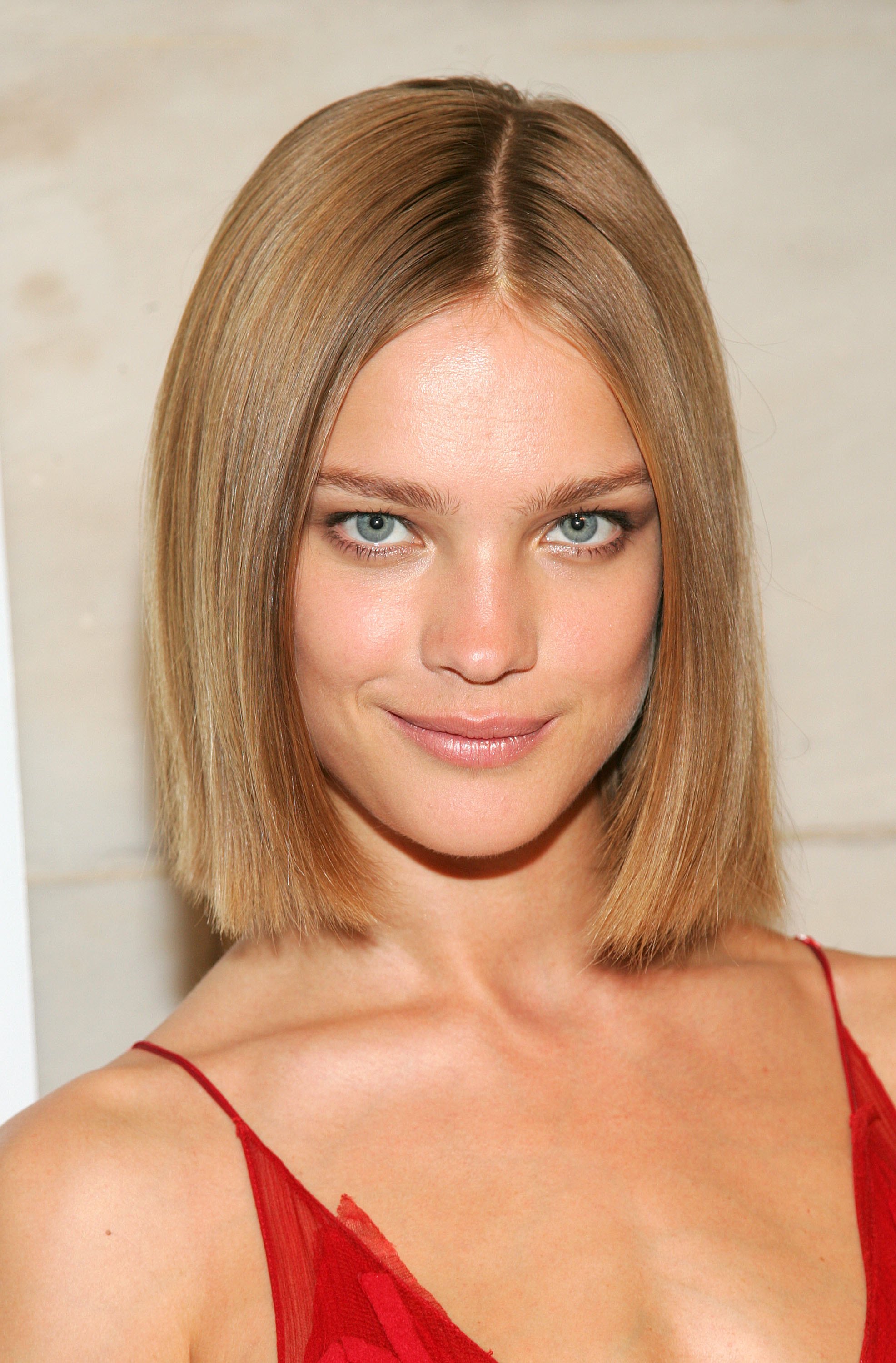 15 Stylish Shoulder Length Hairstyles and Haircuts For Women