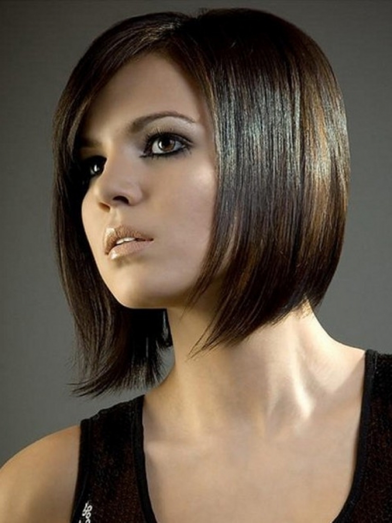 12 Best Medium Haircuts for Round Faces You Should Try