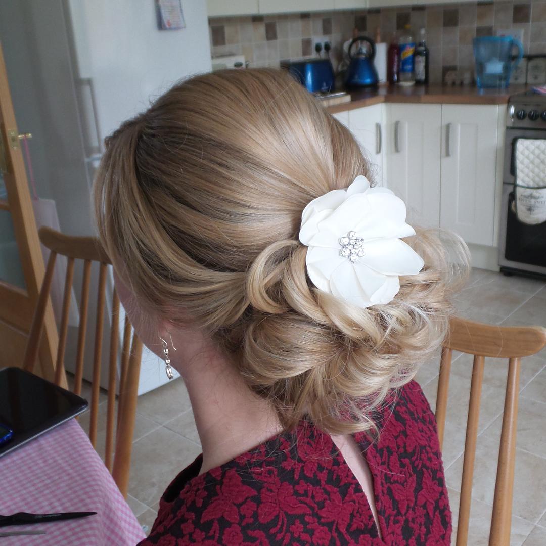 14 Prom Hairstyles For Long Hair That Are Simply Adorable